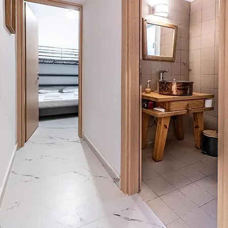 Metro Downtown Apartment *